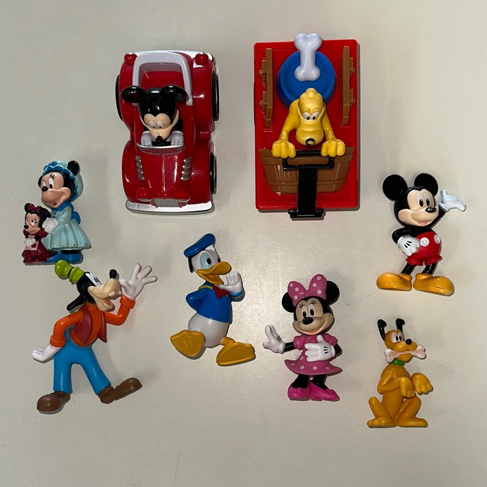 🖤 Disney Mickey Mouse Collectible Figure Set + 2 Pull Back Cars
